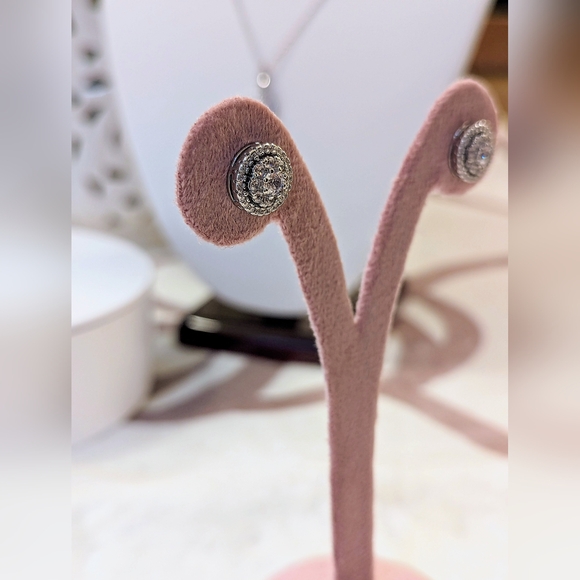 Brilliant Cut CZs set in 18K White Gold over Titanium - Picture 15 of 15